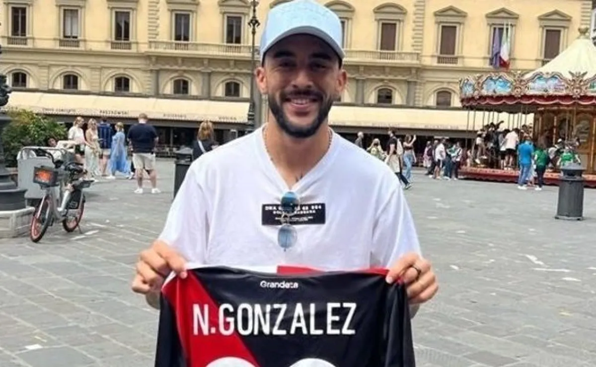 Nico González, con la camiseta de River.