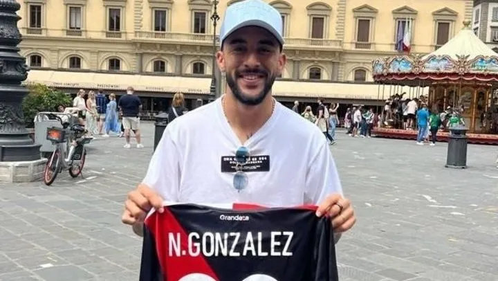 Nico González con su camiseta de River.