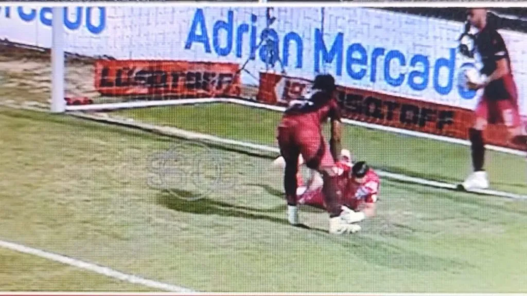 Miguel Borja y su gesto de compañerismo con Franco Armani tras el error del arquero de River ante Platense (FOTO: Captura TV).