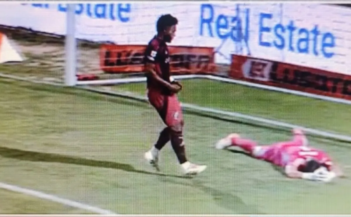 Miguel Borja y el gesto de compañerismo con Franco Armani tras el error del arquero de River ante Platense.