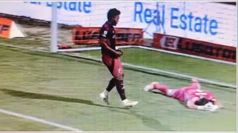 Miguel Borja y el gesto de compañerismo con Franco Armani tras el error del arquero de River ante Platense.