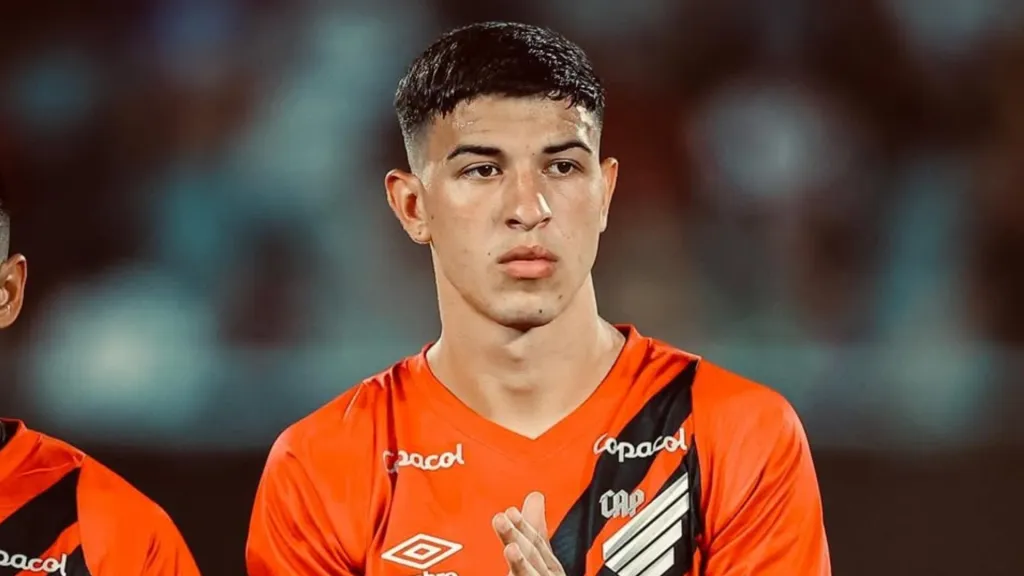 River quería cerrar a Esquivel cuanto antes pero Paranaense no cedió en su postura.