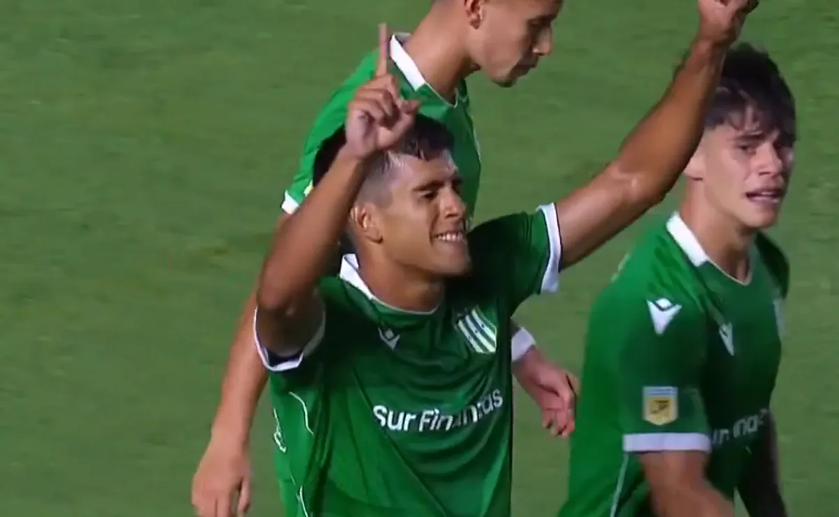 Nasif la rompe en Banfield.