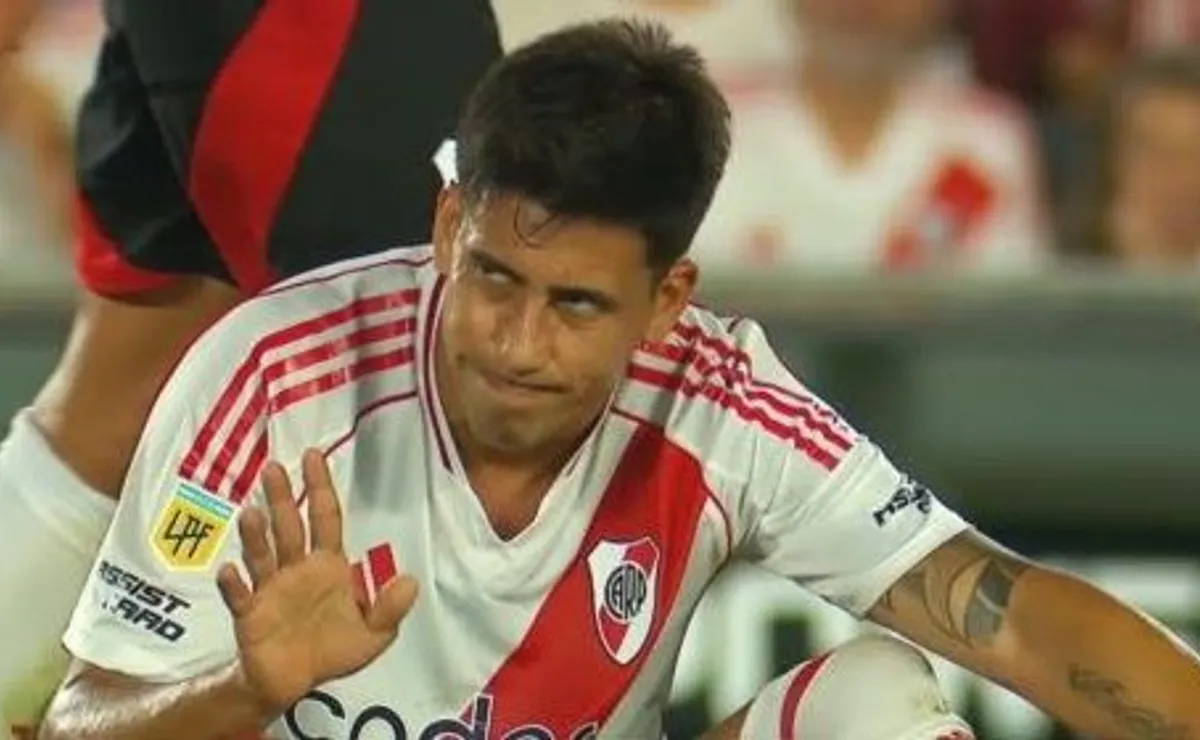 Maxi Meza pidió el cambio en el primer tiempo y no pudo seguir en cancha ante Instituto.