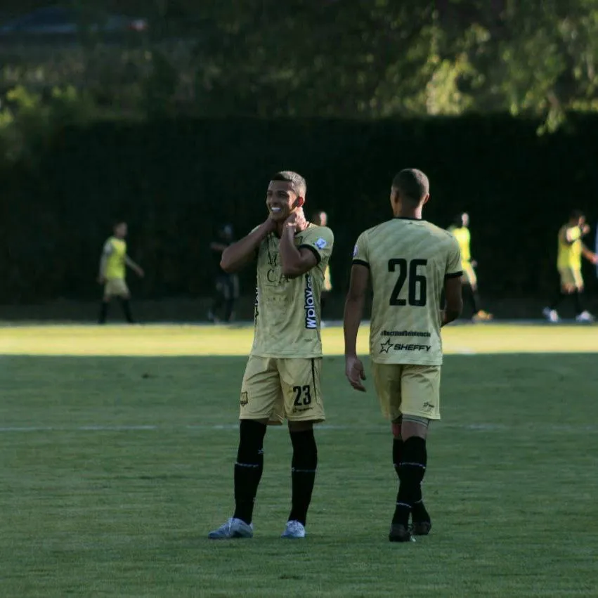 Kevin Castaño, el día de su debut como futbolista profesional en las Águilas Doradas de Colombia (FOTO: FACEBOOK Águilas Doradas).