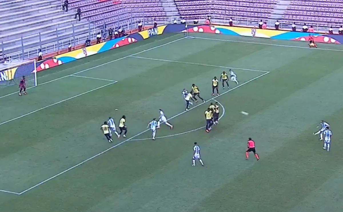 ¡Era un golazo! El tiro libre casi perfecto de Franco Mastantuono en Argentina vs. Ecuador
