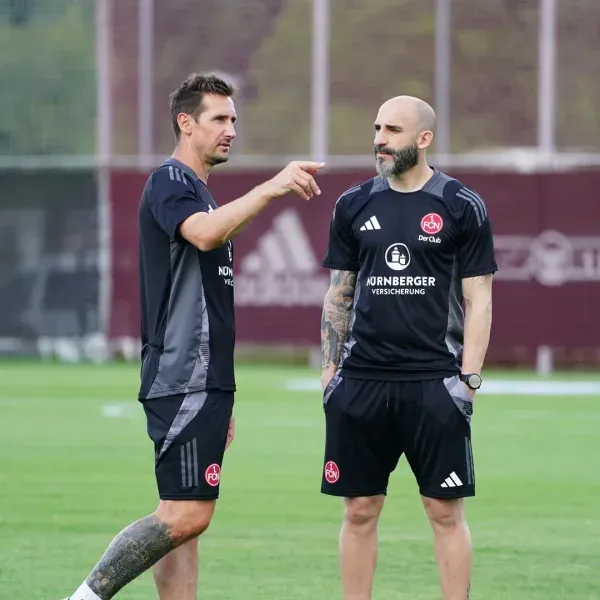 Javier Pinola junto a Miroslav Klose en el FC Nuremberg.