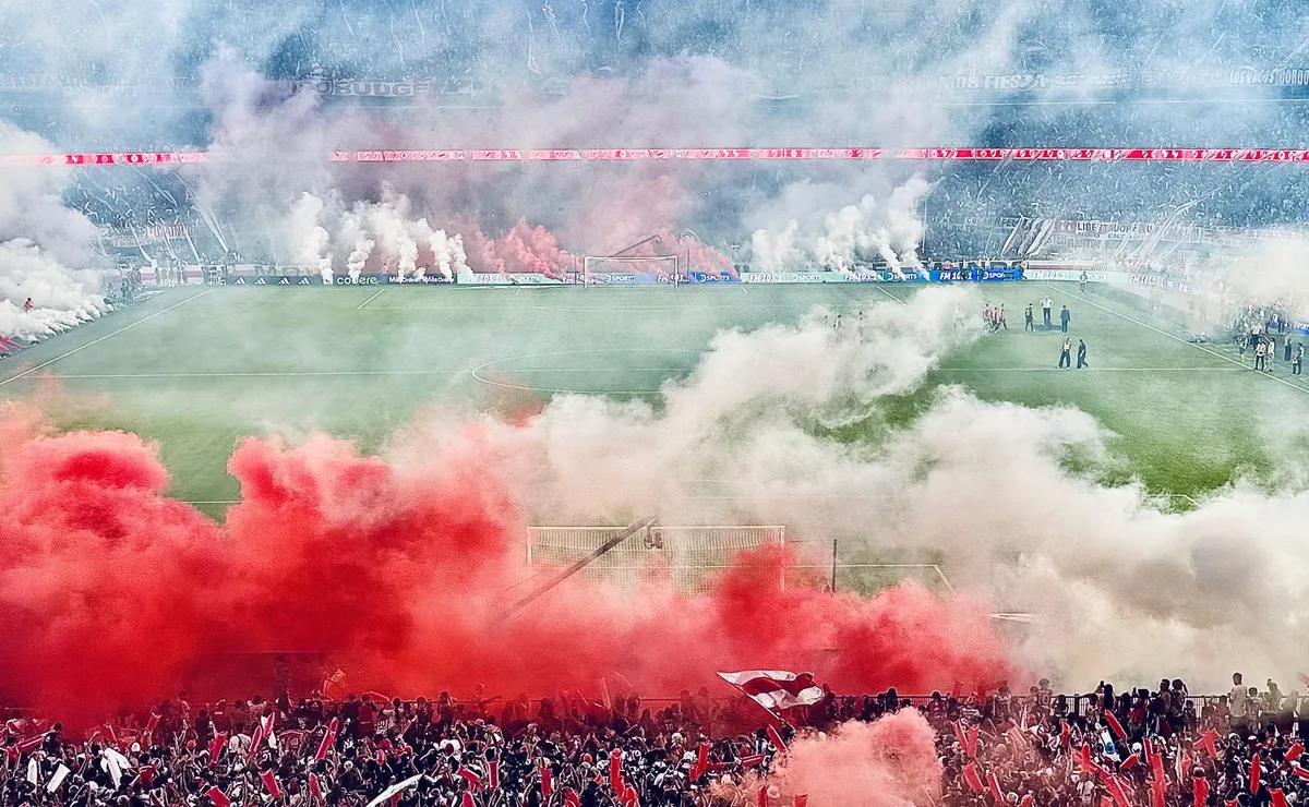 Impresionante recibimiento a River (Foto: LPM).