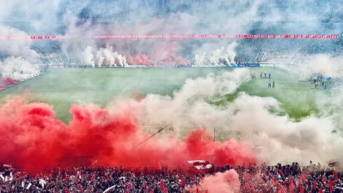 Impresionante recibimiento a River (Foto: LPM).