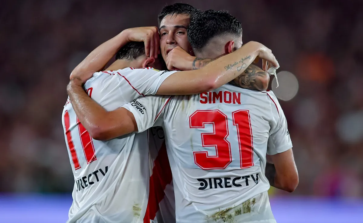Los jugadores de River celebran el último triunfo ante Independiente.