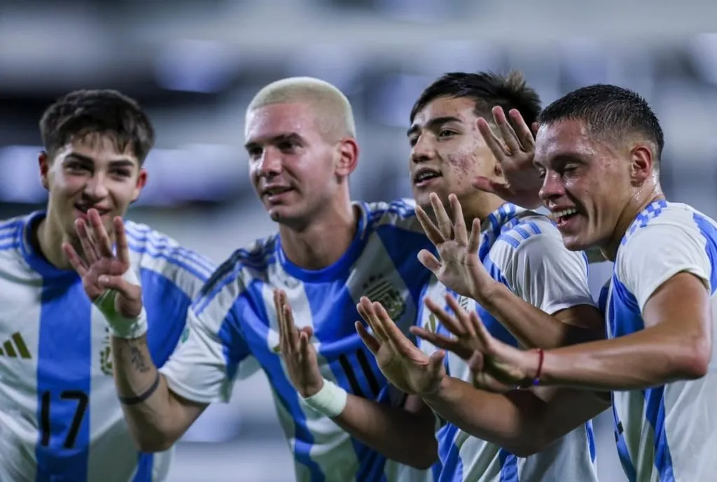 Los jugadores de la Selección y un gesto para Ruberto. (AFA prensa)