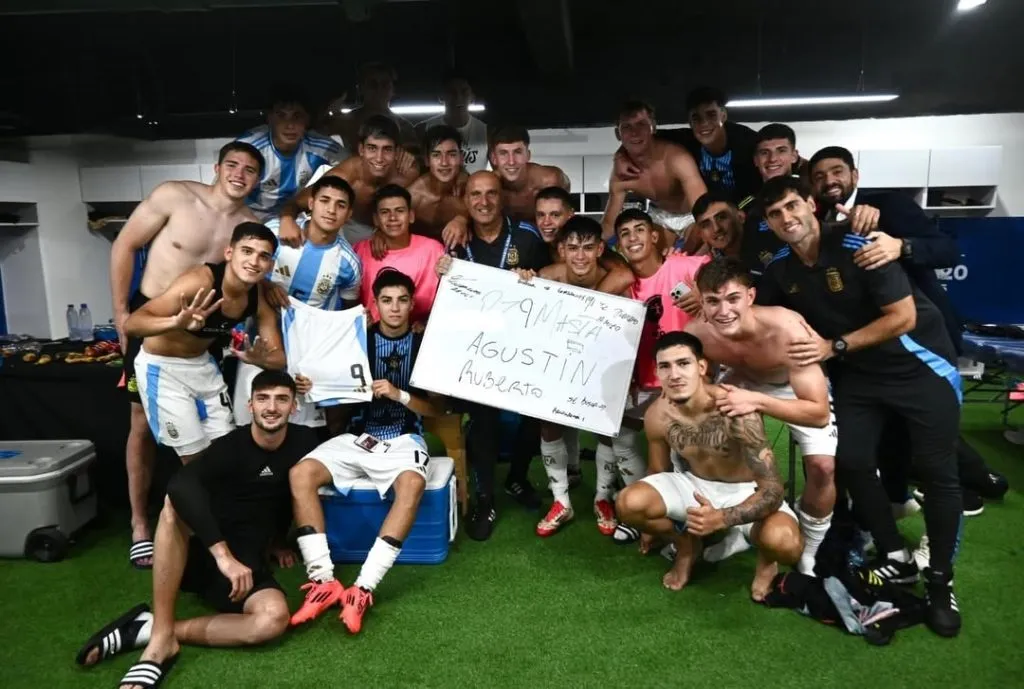 El plantel argentino se acordó de Ruberto (AFA prensa)