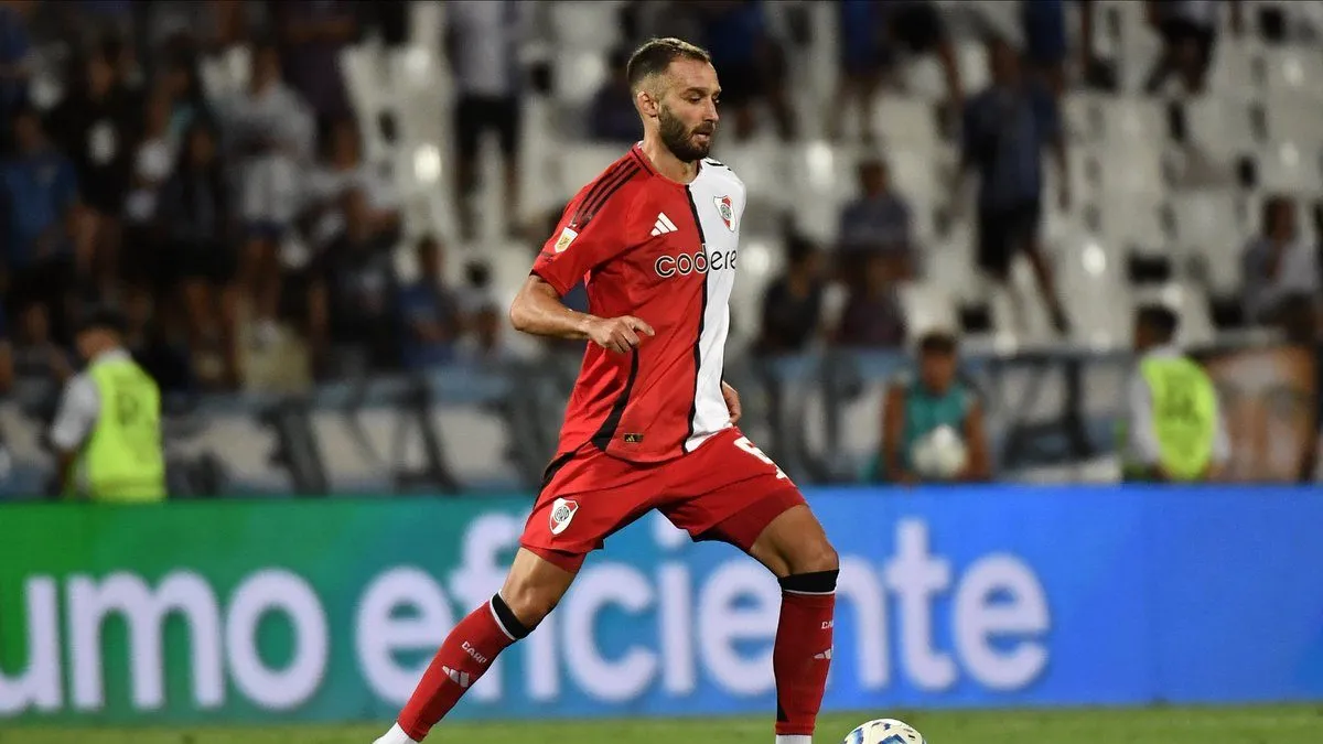 Germán Pezzella controlando una pelota. (Foto: Prensa River)