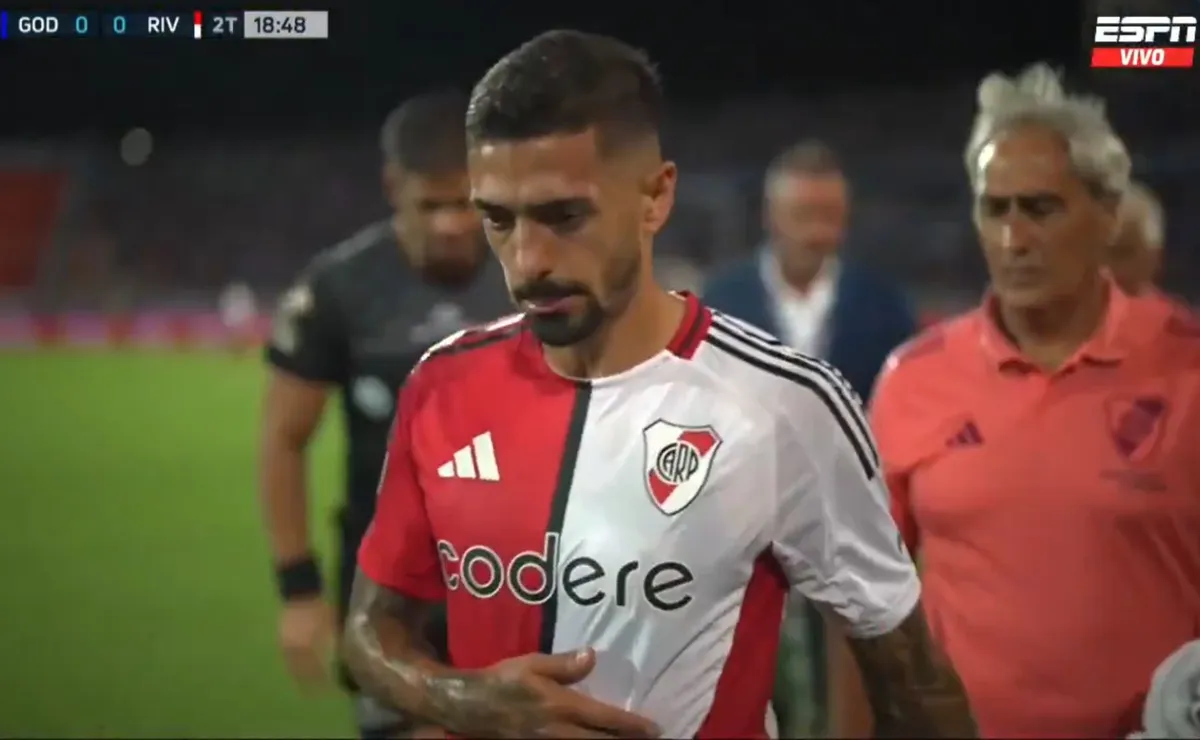 Lanzini salió del partido por lesión.