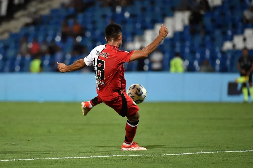 Uno de los remates de Gonzalo Martínez. (Foto: Prensa River)