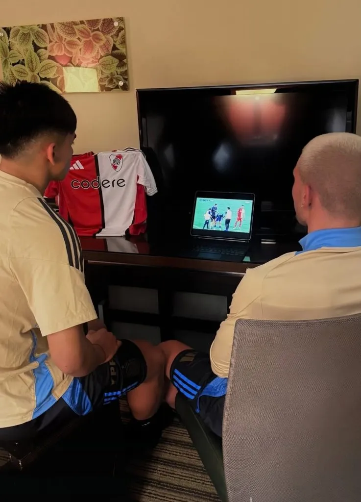 Subiabre y Mastantuono apoyan a River a la distancia.