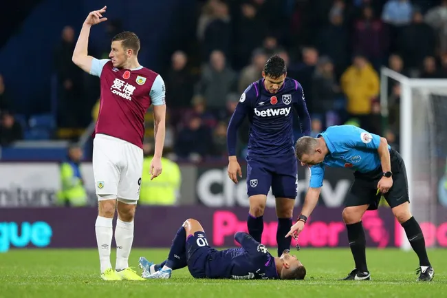 Lanzini, en el piso tirado después de sufrir una fractura de clavícula en Inglaterra. (Getty Images)
