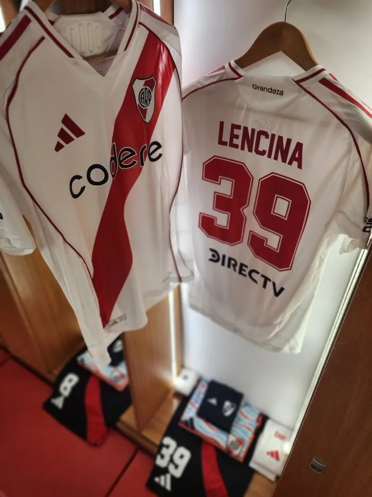 La camiseta de Lencina, lista en el vestuario para su debut como titular.