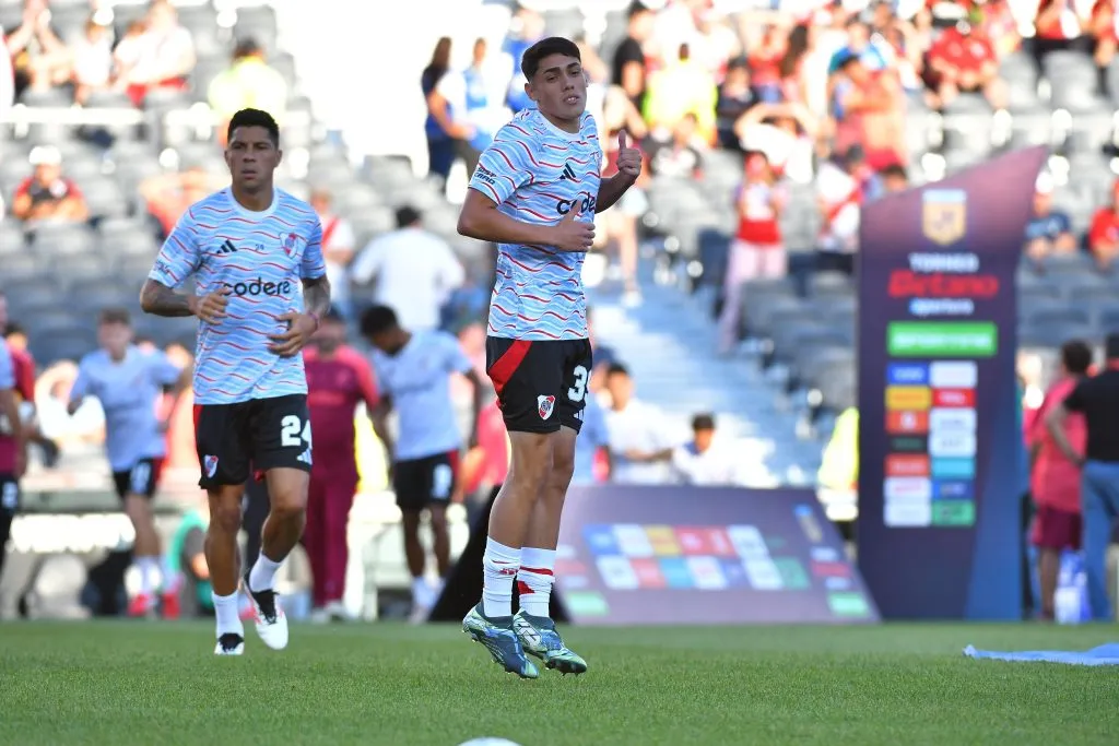 Lencina en la entrada en calor, antes de lo que fue su primer duelo en el Monumental. (Foto: Prensa River).