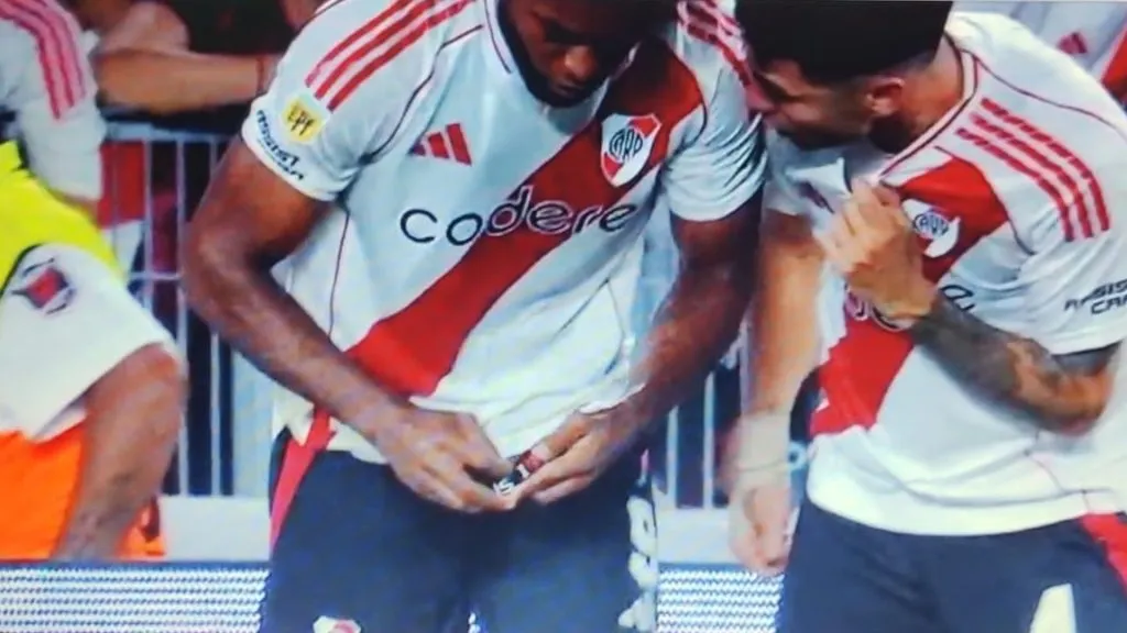 Gonzalo Montiel arengó a Miguel Borja tras fallar una definición en River vs Lanús. En la siguiente jugada, el colombiano anotó y le dio el triunfo al Millonario.