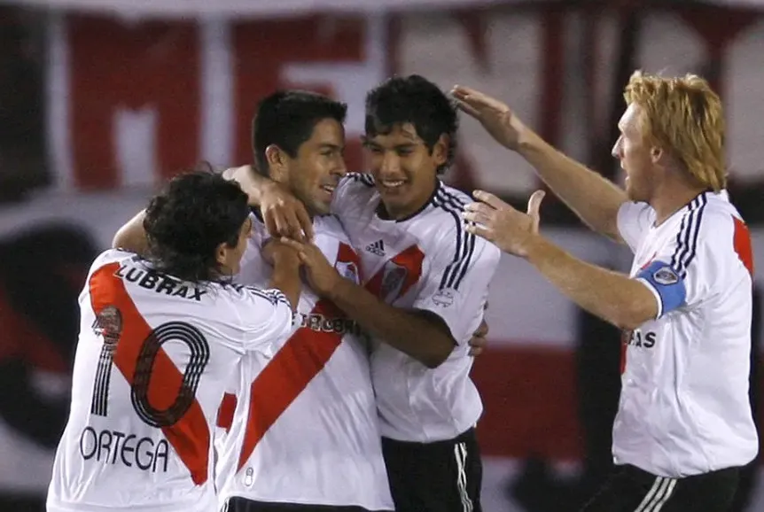 Diego Galván, abrazado por Ariel Ortega, Andrés Ríos y Federico Lussenhoff tras convertir un gol para River en 2007 (FOTO: Getty Images).