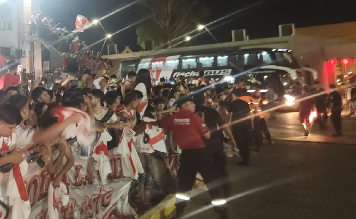Los hinchas en la llegada del micro de River.