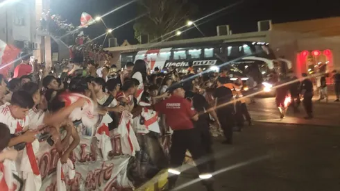 Los hinchas en la llegada del micro de River.