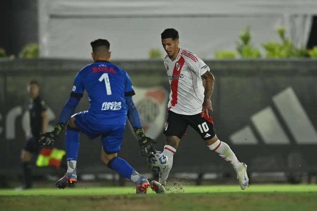 Alan Britez marcó dos tantos con la camiseta de River en Reserva, uno ante Defensa y Justicia en octavos de final.