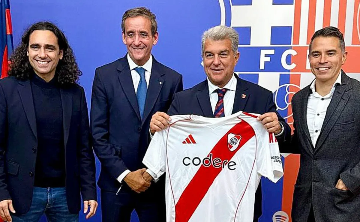 Laporta, presidente de Barcelona, posó con la camiseta de River.