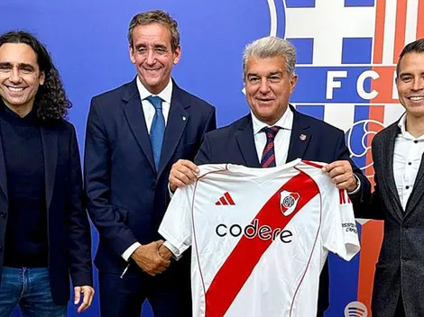 Joan Laporta, presidente de Barcelona, posó con la camiseta de River