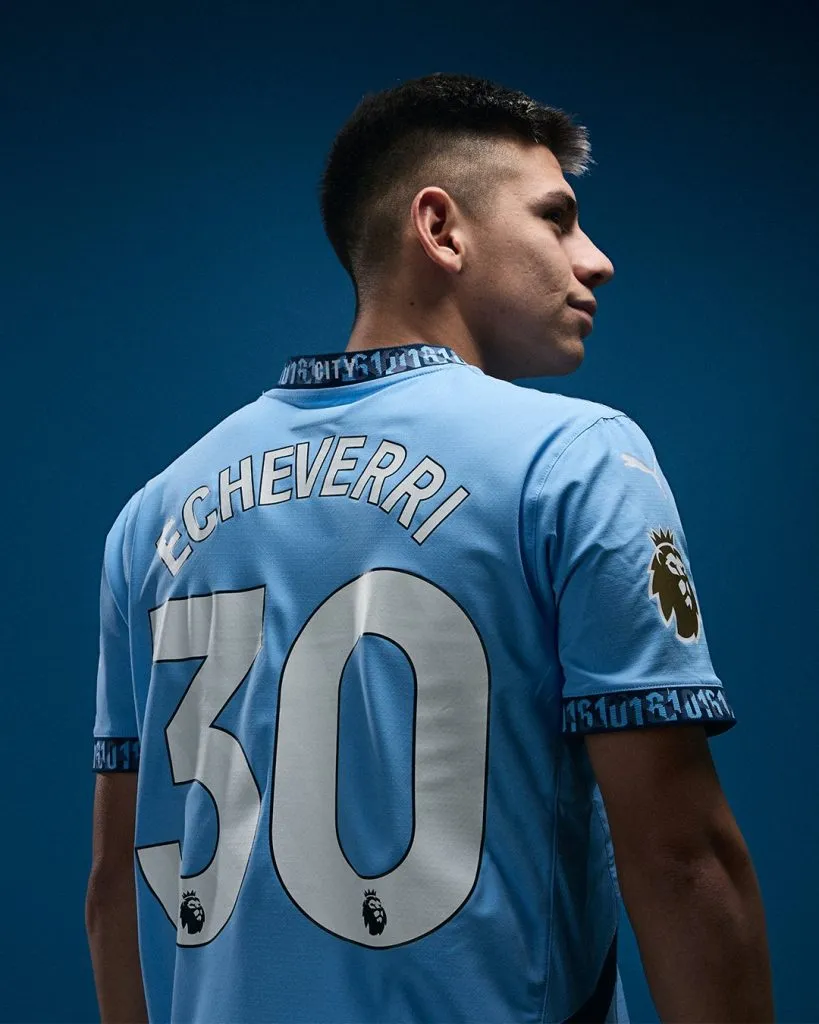 Echeverri usa el 30 en Manchester City.