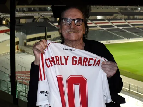 Charly García visitó el Monumental y se llevó un regalo de River
