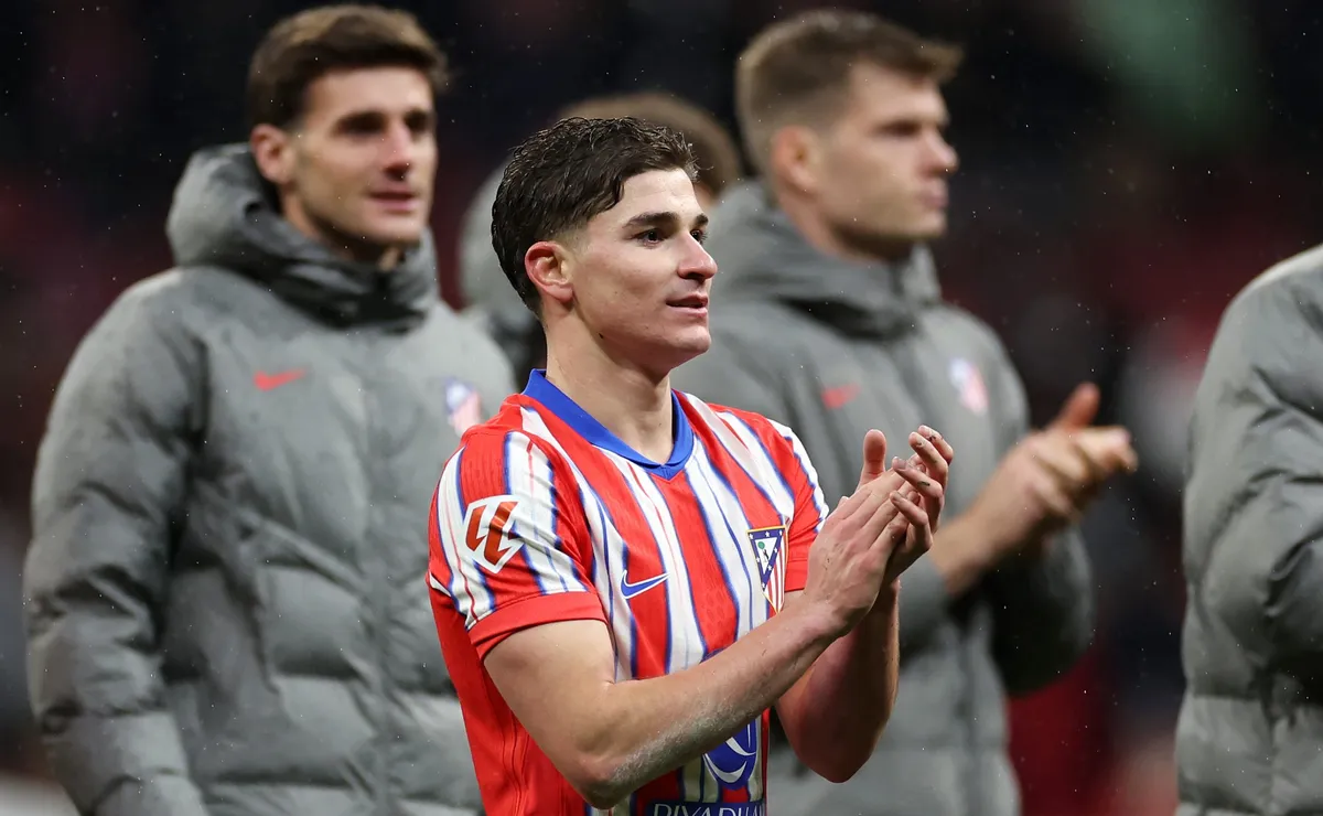Julián Álvarez provocó un cambio de regla: el penal convertido tras doble toque involuntario deberá repetirse (Photo by Florencia Tan Jun/Getty Images)