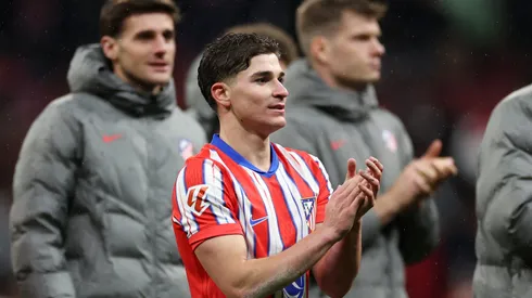 Julián Álvarez provocó un cambio de regla: el penal convertido tras doble toque involuntario deberá repetirse (Photo by Florencia Tan Jun/Getty Images)