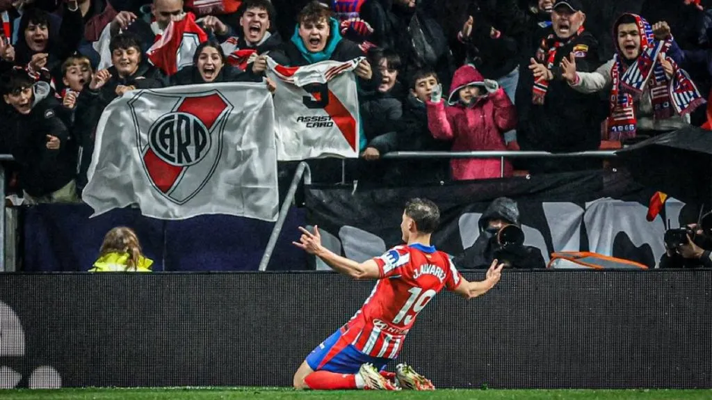 Julián Álvarez en la celebración de un gol del Atlético Madrid y frente al escudo de River.