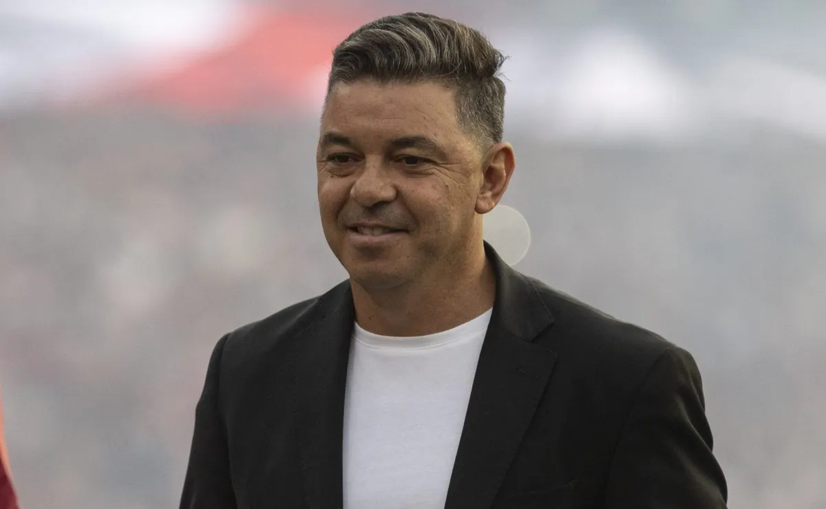 Gallardo piensa en la formación para el próximo partido.
