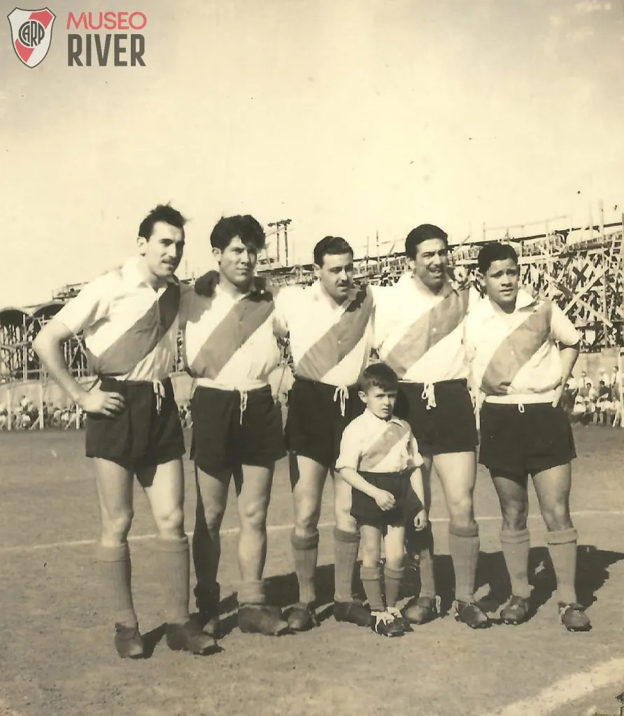 Santiago Vernazza, Enrique Omar Sívori, Walter Gómez, Ángel Labruna y Roberto Zárate, la delantera del River campeón de 1955 contra Tigre, en Victoria.