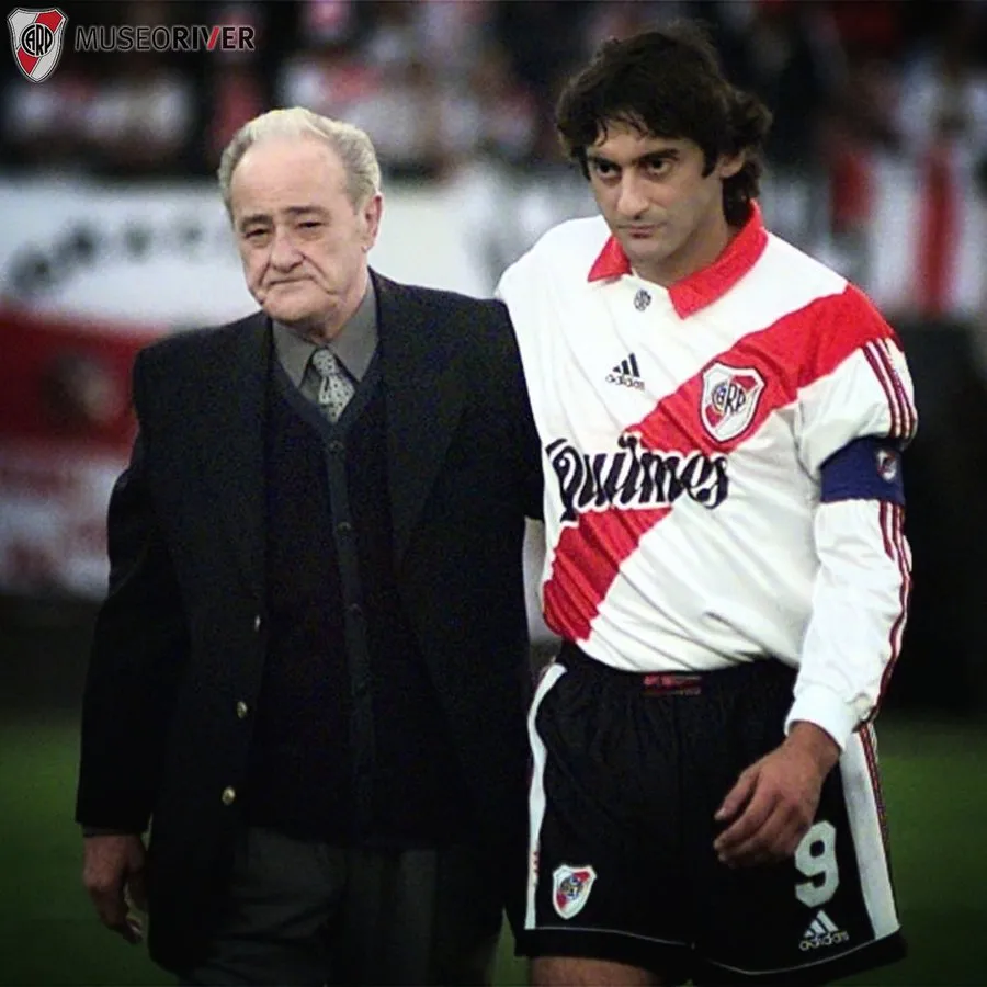 1999. Walter Gómez, abrazado por Francescoli, en el inicio del partido homenaje a Enzo en el Monumental.
