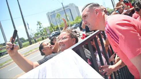Armani sacándose fotos con los hinchas.