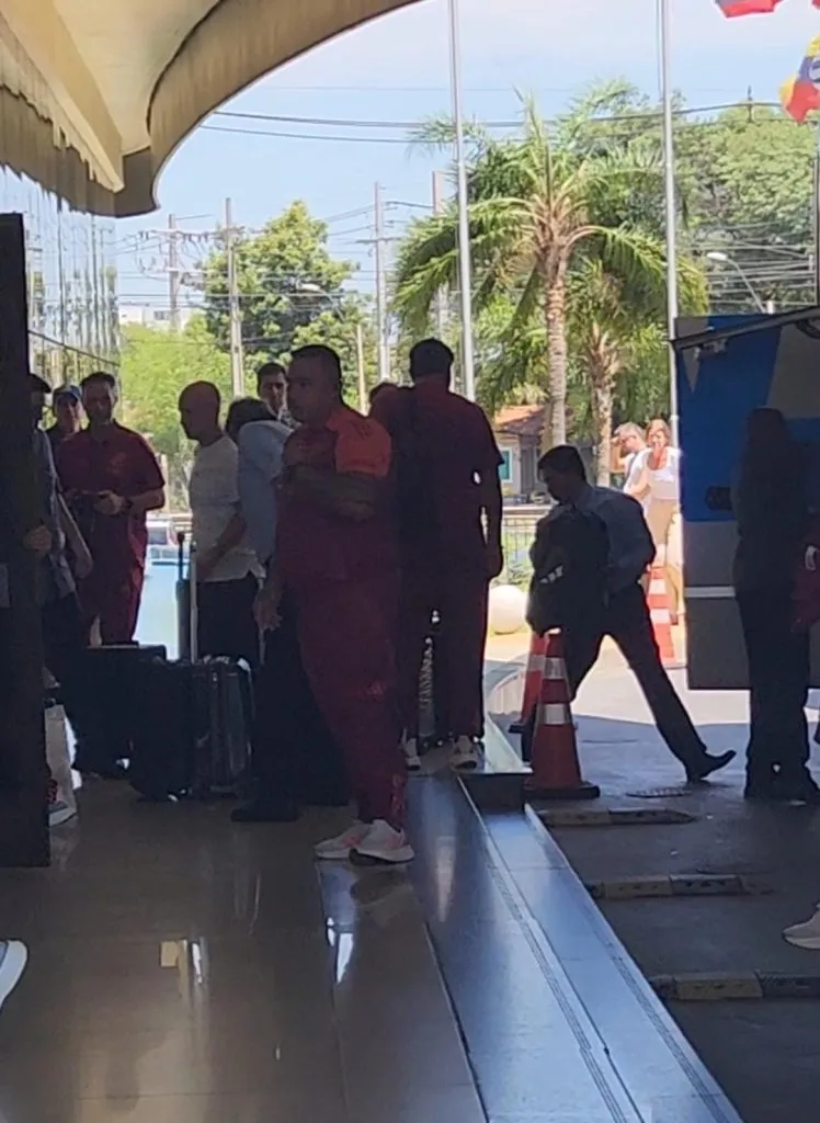 A la izquierda, con remera blanca y una valija en mano, Hernán Berman. Foto: LPM.