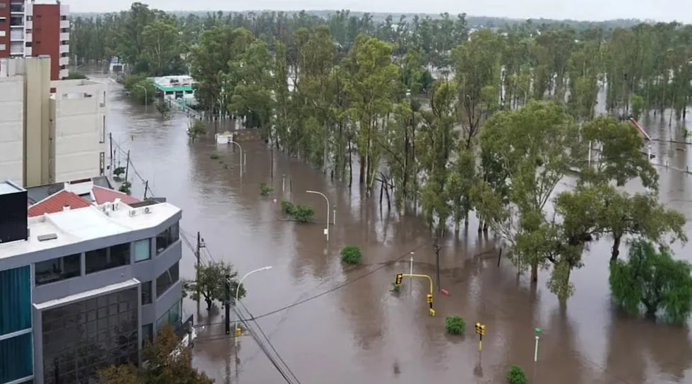 Calles y avenidas completamente inundadas en Bahía Blanca.
