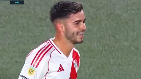 El mediocampista ingresó desde el banco y vio la tarjeta roja.