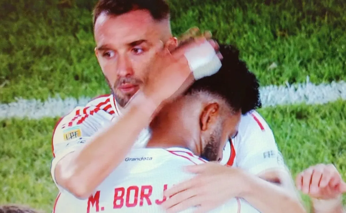 Germán Pezzella consuela a Miguel Borja, que falló hasta lo imposible en River vs Atlético Tucumán.