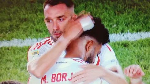 Germán Pezzella consuela a Miguel Borja, que falló hasta lo imposible en River vs Atlético Tucumán.