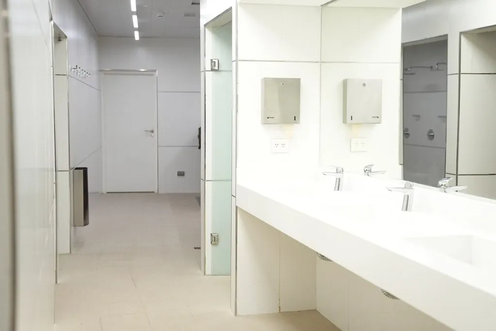 Las nuevas zonas de los baños y piletas para los jugadores visitantes. (Infobae)