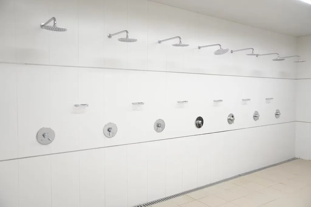 Las nuevas duchas en los vestuarios visitantes. (Infobae)