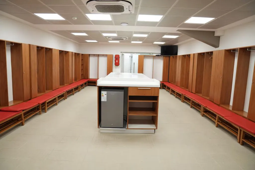 Así se ve la zona de vestuarios con una isla y una heladera incluida. (Infobae)