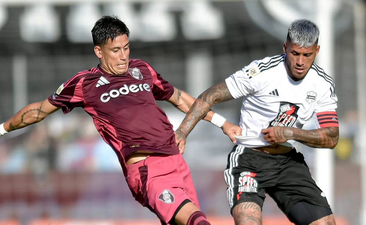 River se enfrenta a Riestra en un partido difícil.