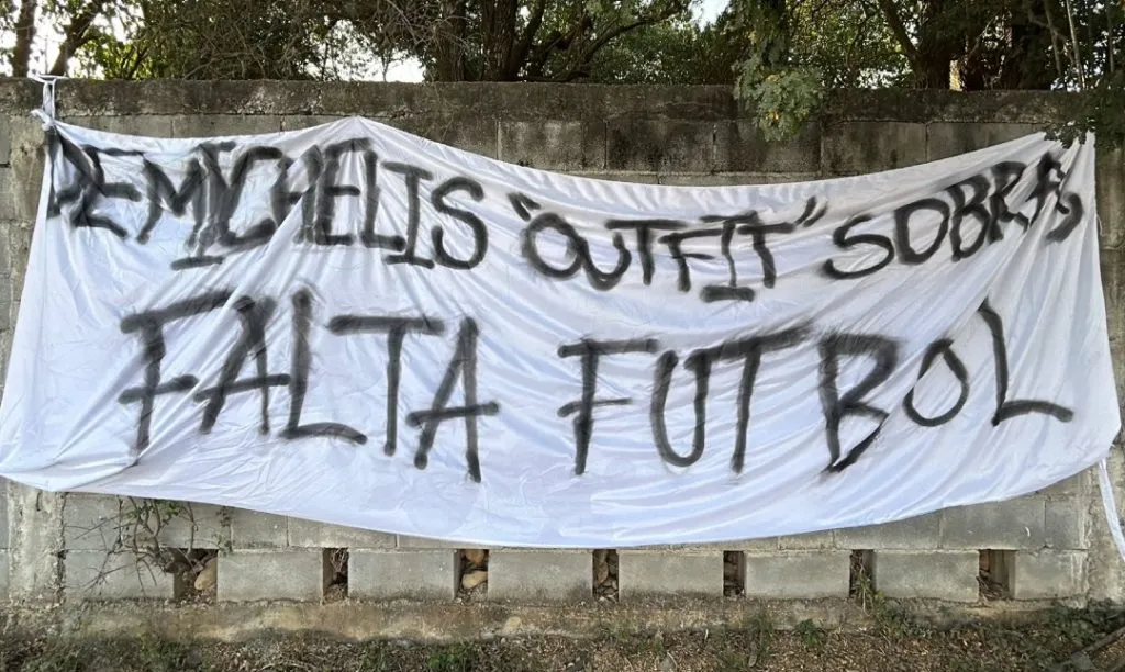 La bandera que le colgaron a Demichelis en México.