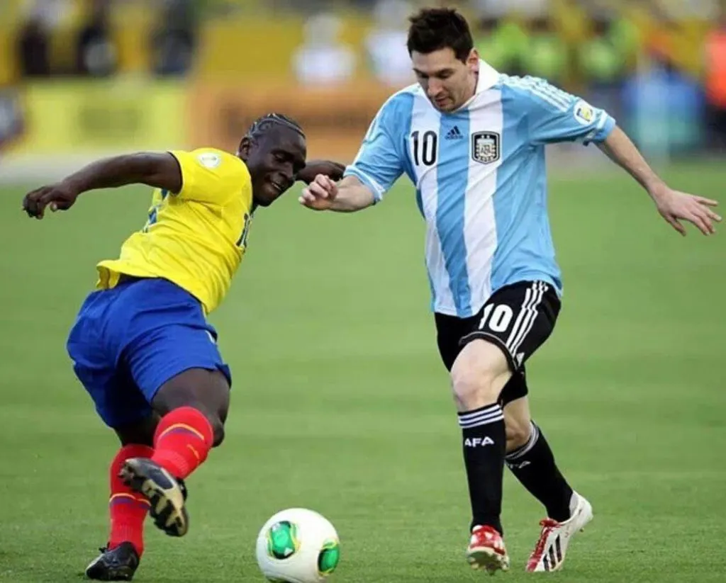 Segundo Castillo es de los jugadores con más presencias en la Selección de Ecuador, con 89 apariciones. Aquí en una disputa con Lionel Messi.